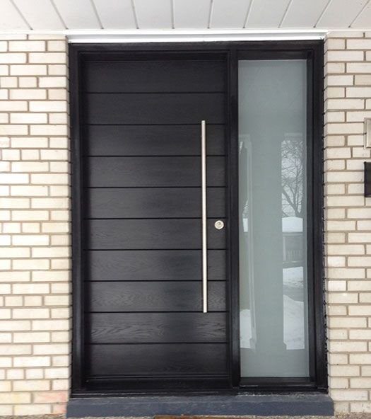 Puerta de acero de la seguridad dentro de la decoración de madera para